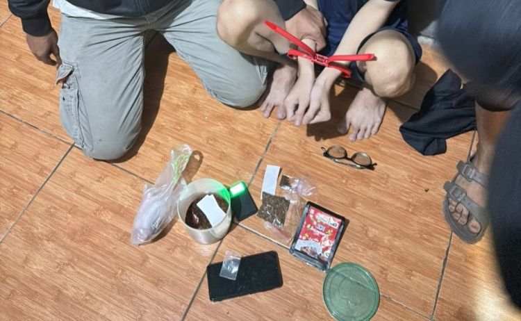 Polisi menggerebek lokasi yang diduga menjadi tempat produksi dan perdagangan narkotika jenis tembakau sintetis atau sinte di Kampung Limo, Desa Cibarusah Jaya, Kecamatan Cibarusah, Kabupaten Bekasi