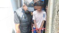 Polisi mengamankan seorang remaja yang diduga terlibat dalam kasus tewasnya AB (15) di wilayah Desa Sukamulya, Kecamatan Sukatani, Kabupaten Bekasi. Dia diamankan di kediamannya beberapa jam setelah korban ditemukan dalam kondisi meninggal dunia.