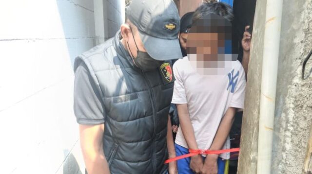 Polisi mengamankan seorang remaja yang diduga terlibat dalam kasus tewasnya AB (15) di wilayah Desa Sukamulya, Kecamatan Sukatani, Kabupaten Bekasi. Dia diamankan di kediamannya beberapa jam setelah korban ditemukan dalam kondisi meninggal dunia.