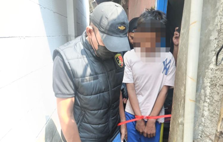 Polisi mengamankan seorang remaja yang diduga terlibat dalam kasus tewasnya AB (15) di wilayah Desa Sukamulya, Kecamatan Sukatani, Kabupaten Bekasi. Dia diamankan di kediamannya beberapa jam setelah korban ditemukan dalam kondisi meninggal dunia.