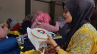 Selain merajut, pelatihan bagi wirausaha pemula yang diberikan Dinas Koperasi dan UMKM juga menyesuaikan kebutuhan serta usulan masyarakat. Di antaranya pembuatan kue, kerajinan rajut, buket hingga sulam.